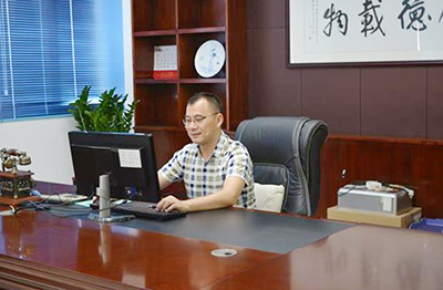 注塑模具廠(chǎng)家董事長(zhǎng)-楊靖